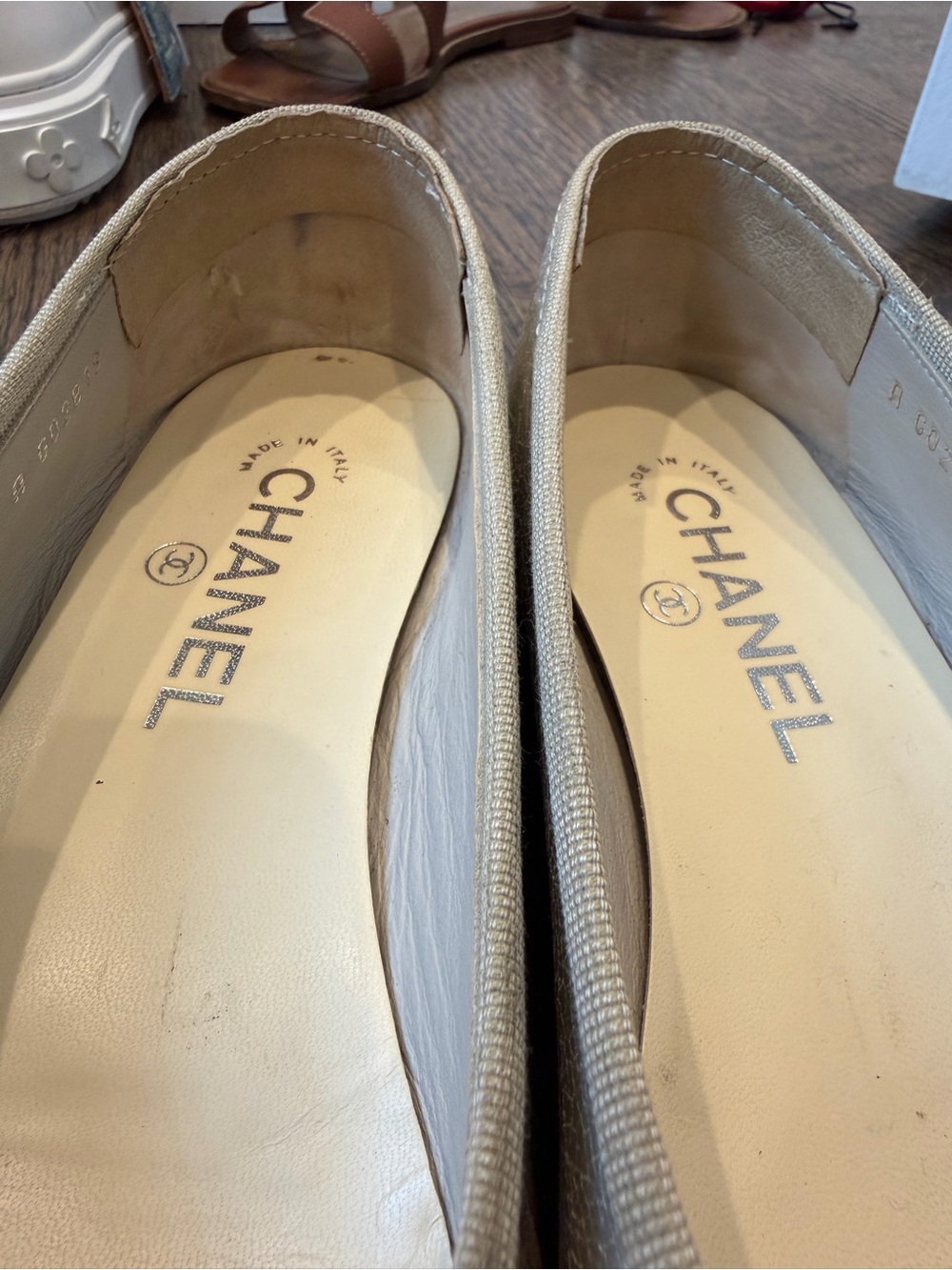 CHANEL Silver and Black Leather Cap-Toe Bow Ballet Flats - Picture 3 of 8